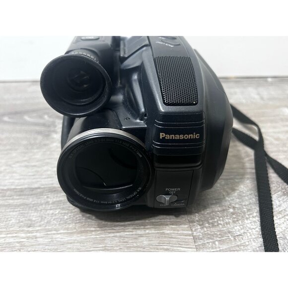 Panasonic Camcorder Palmcorder VHS-C Palm Sight PV-L557 16x Optical Zoom - Picture 1 of 8